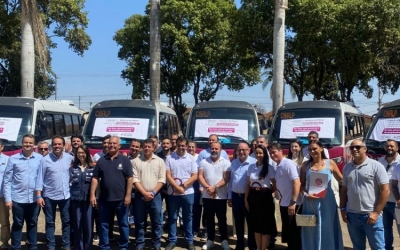 CERIMÔNIA DE ENTREGA DOS MICRO-ÔNIBUS DO PROGRAMA TRANSPORTA SUS